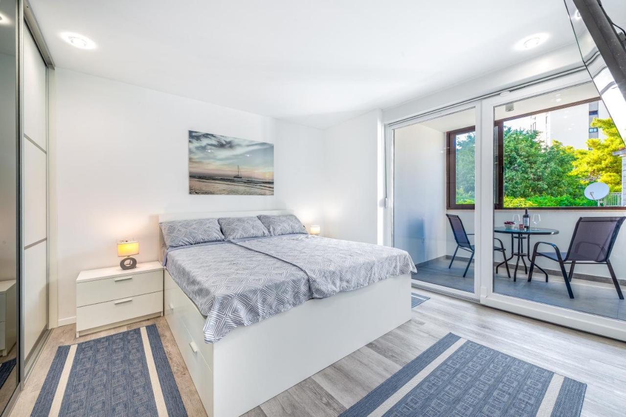 Almaris Apartment *