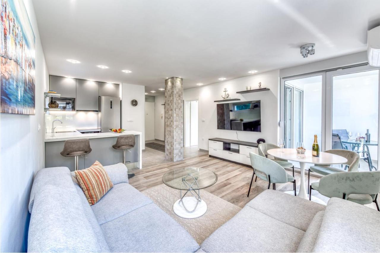 Almaris Apartment *
